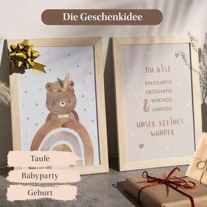 Gerahmte Kinderzimmerposter mit süßem Bärenmotiv und liebevollem Spruch, ideal als Geschenk zur Geburt, Taufe oder Babyparty.