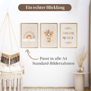 Drei Kinderzimmerposter mit Regenbogen-, Löwenmotiv und 'Hakuna Matata' Schriftzug, passend für alle A4 Standard-Bilderrahmen, als stilvoller Blickfang.