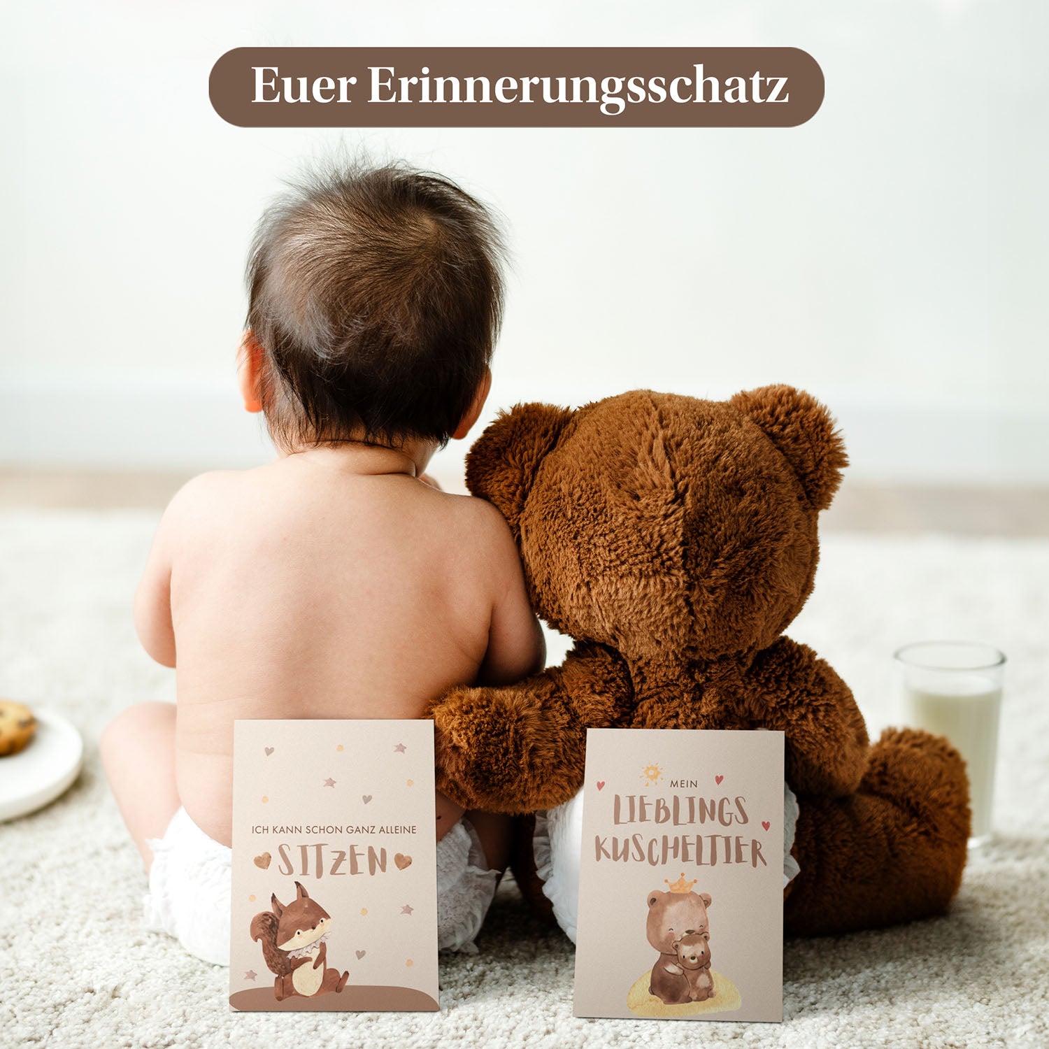 Baby mit Lieblingskuscheltier und Meilensteinkarten für besondere Momente – wertvolle Erinnerungen festhalten.