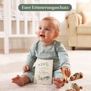 Baby hält eine Meilensteinkarte für das erste eigenständige Sitzen. Perfekt, um kostbare Erinnerungen festzuhalten.