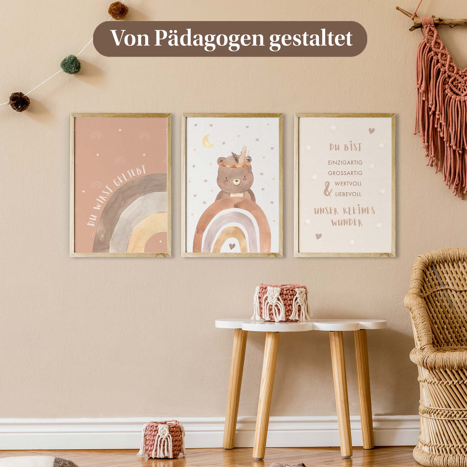 Drei von Pädagogen gestaltete Kinderzimmerposter mit Regenbogen- und Bärenmotiven sowie liebevollen Sprüchen, ideal zur Dekoration.