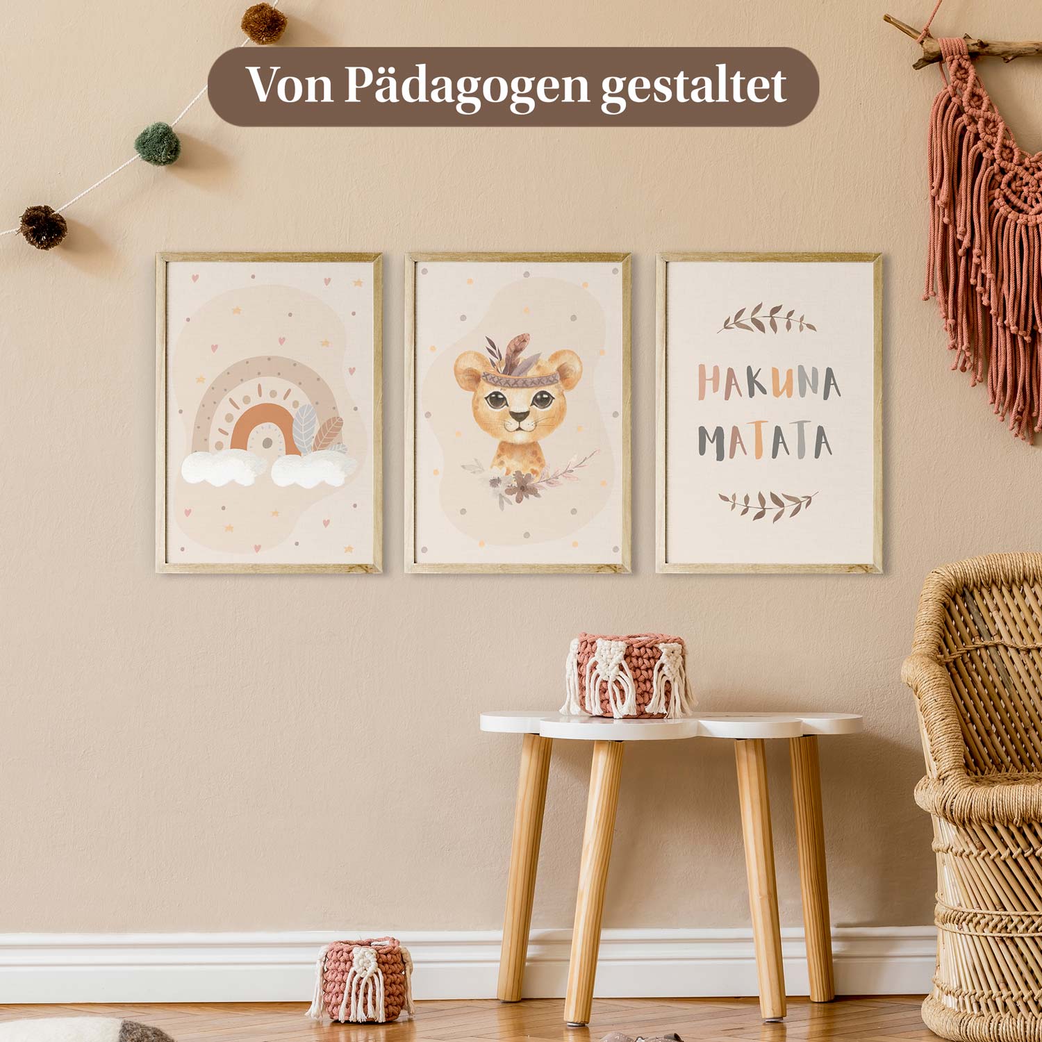 Drei von Pädagogen gestaltete Kinderzimmerposter mit Regenbogen-, Löwenmotiv und 'Hakuna Matata' Schriftzug, ideal zur Dekoration.