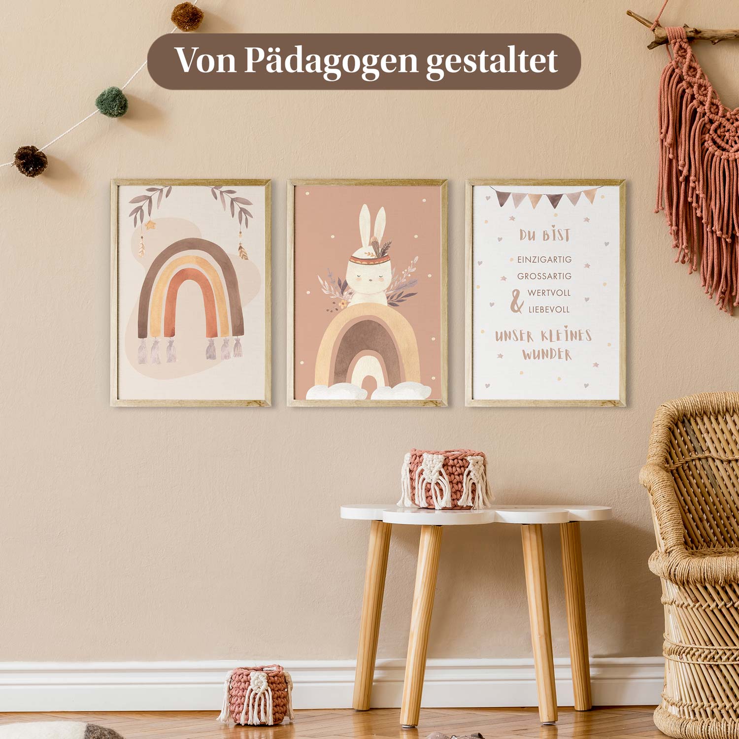 Drei von Pädagogen gestaltete Kinderzimmerposter mit Regenbogen- und Hasenmotiven, ideal zur Förderung kindlicher Entwicklung.