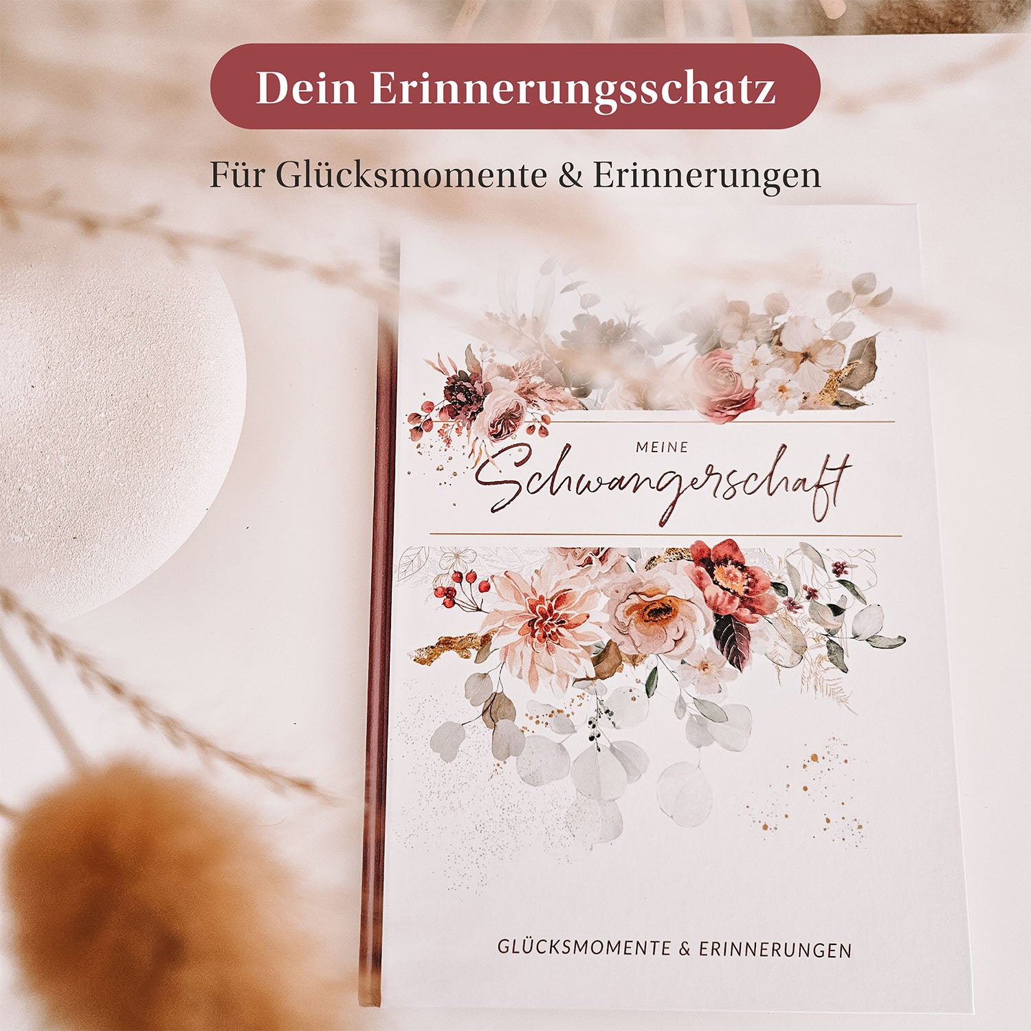 Elegantes Schwangerschaftstagebuch auf dem Tisch: Platz für Notizen, Erinnerungen, Fotos und wichtige Informationen. Mit Baby-Countdown, Ultraschallbildern, Packliste und Terminliste. Ideal für werdende Mütter, um besondere Momente stilvoll festzuhalten. Hochwertige Materialien und durchdachte Gestaltung bieten umfassende Begleitung.