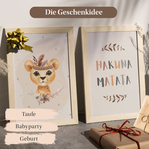 Zwei gerahmte Kinderzimmerposter mit Löwenmotiv und 'Hakuna Matata' Schriftzug, ideal als Geschenk zur Geburt, Taufe oder Babyparty.